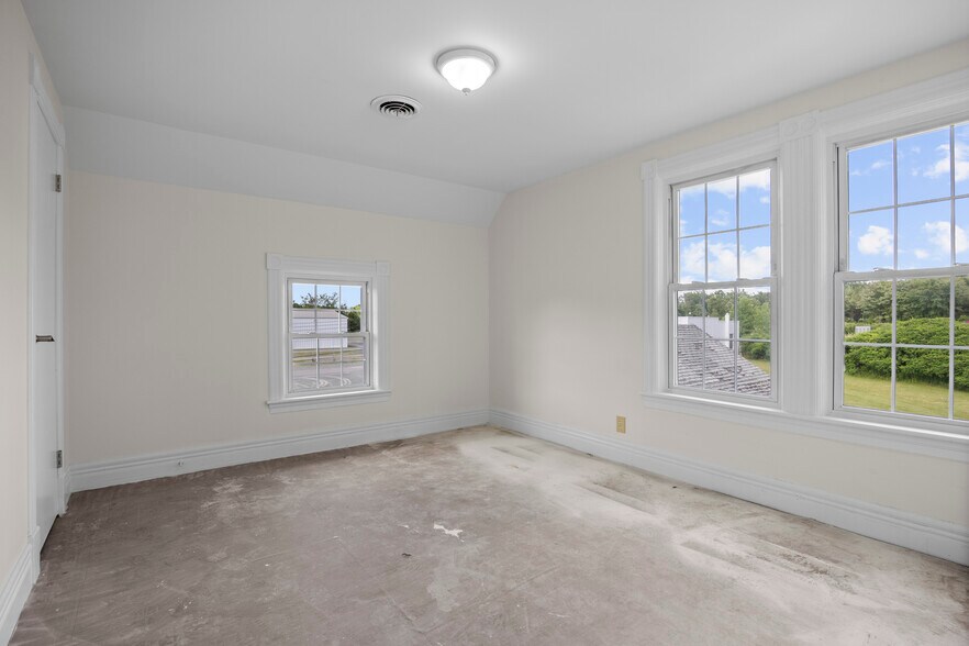 More Photos Of 267 Wolf Rd, Latham Office For Lease