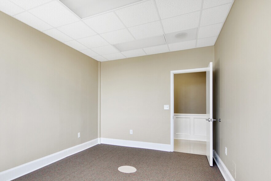 More Photos Of 230 Donaldson St, Fayetteville Office For Lease