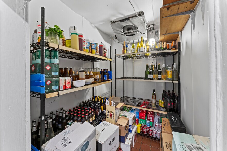 More Photos Of 281 W Main St, Ventura Storefront Retail Residential For Sale