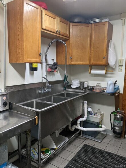 More Photos Of 6908 Buffalo Ave, Niagara Falls Hotel For Lease