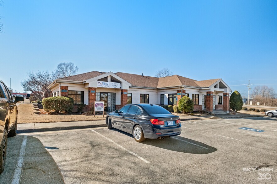 More Photos Of 3291 S Thompson St, Springdale Unknown For Lease