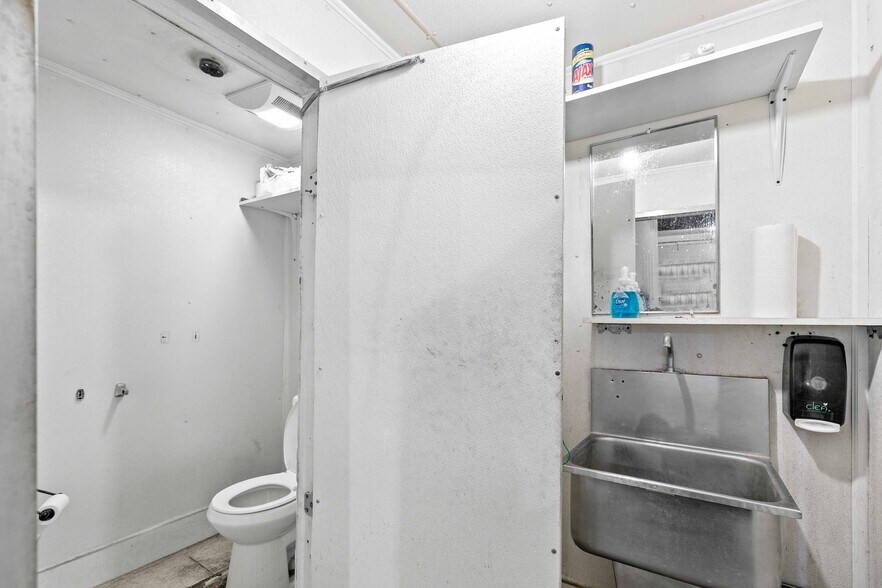 More Photos Of 6835 Tujunga Ave, North Hollywood Warehouse For Sale