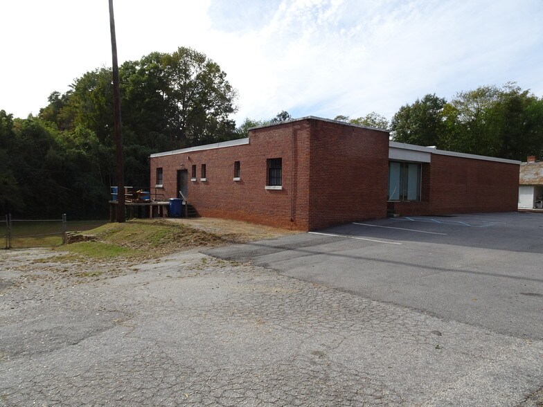 More Photos Of 910 Edgefield St, Greenwood Light Distribution For Sale