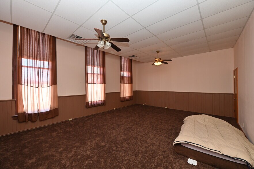 More Photos Of 111 N Market St, Winamac Showroom For Sale