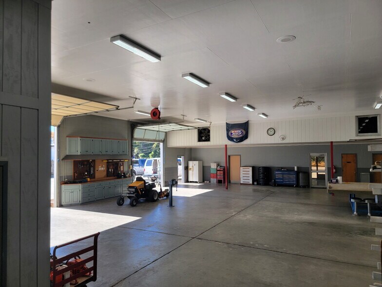 More Photos Of 1106 Goodale Ave, Camden Flex For Sale