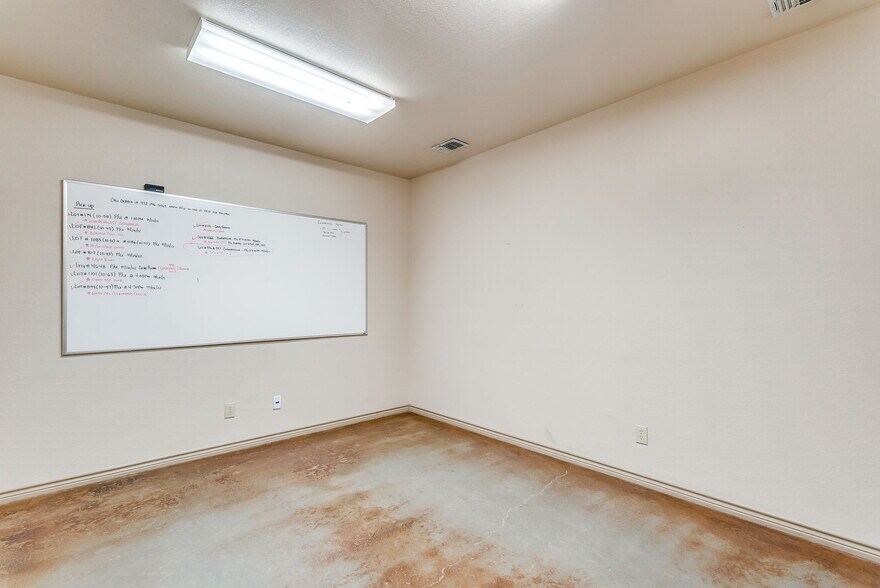 More Photos Of 3997 N US Highway 287, Alvord Warehouse For Lease