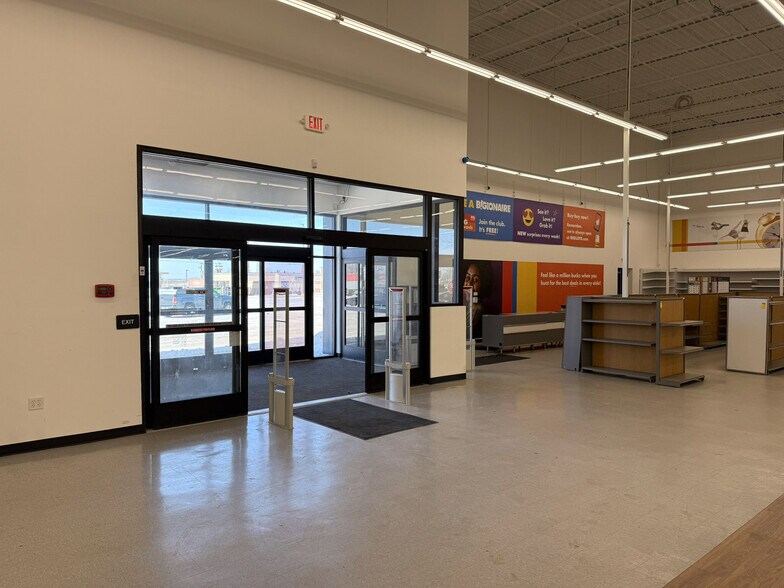 More Photos Of 2614 Bridge Ave, Albert Lea Freestanding For Lease