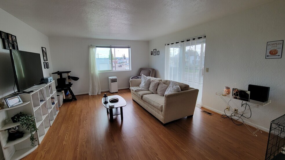 More Photos Of 206 NW 1st Ave, Kelso Storefront Retail Residential For Sale