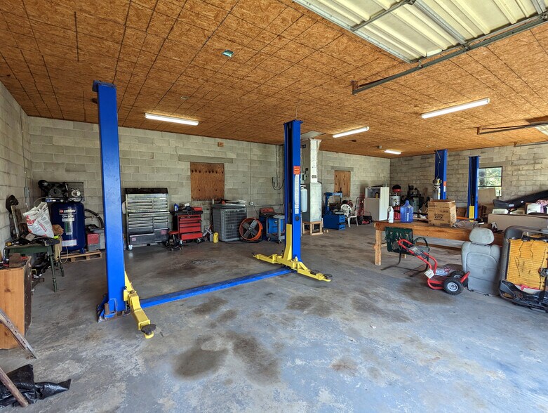 More Photos Of 300 S Division St, Fruitland Auto Repair For Lease