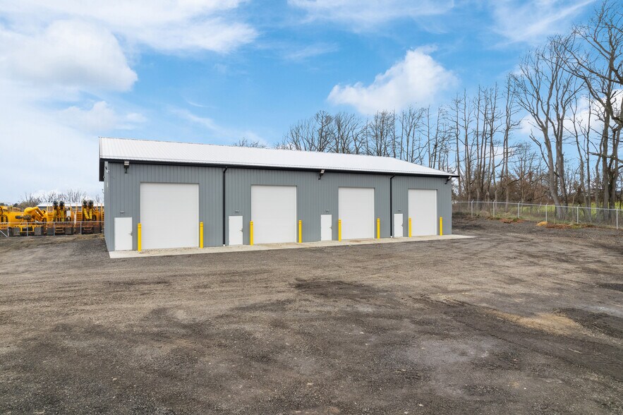 More Photos Of 204 Trump Ave NE, East Canton Flex For Lease