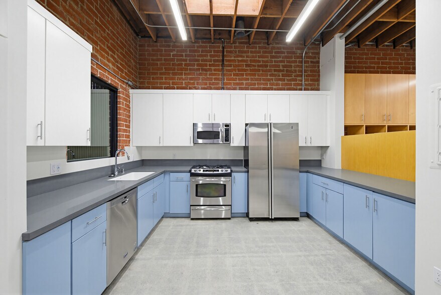 More Photos Of 2558 Overland Ave, Los Angeles Office For Lease