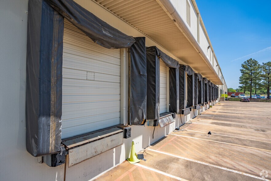 More Photos Of 3300 Jet Cv, Memphis Warehouse For Lease