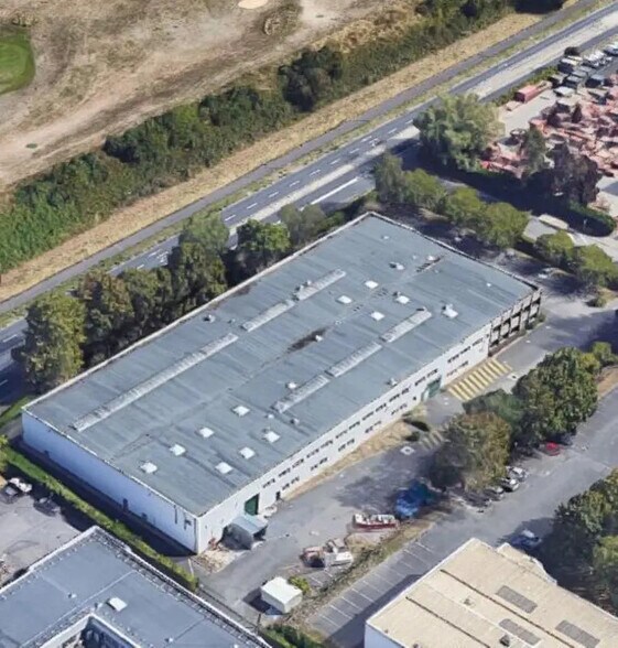 Primary Photo Of 697 Rue Fourny, Buc Warehouse For Lease