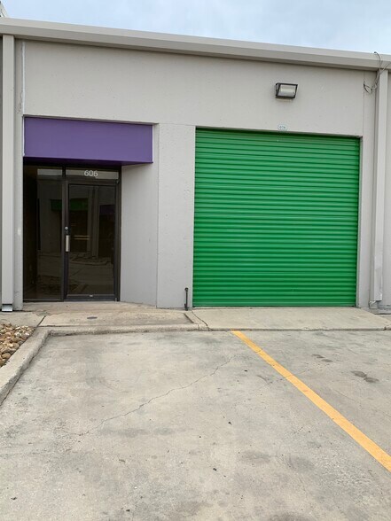 More Photos Of 6209-6213 Grissom Rd, San Antonio Self Storage For Lease