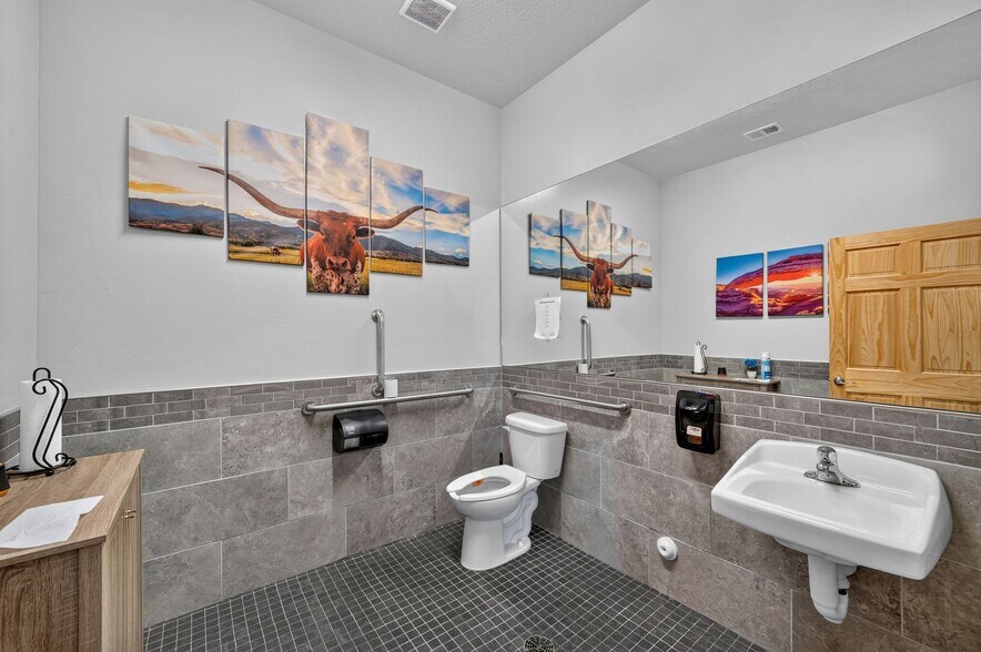 More Photos Of 79 W 3100 N, Hyde Park Flex For Sale