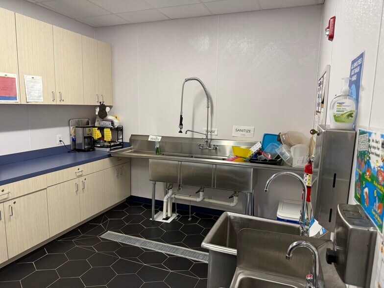 More Photos Of 3480 Royal Pines Dr, Orange Park General Retail For Lease