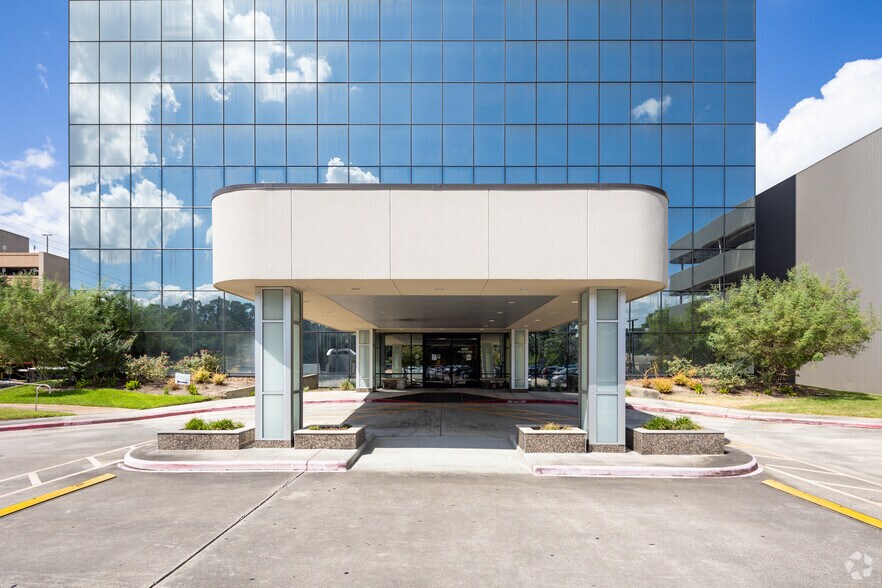 More Photos Of 800 Peakwood Dr, Houston Unknown For Lease