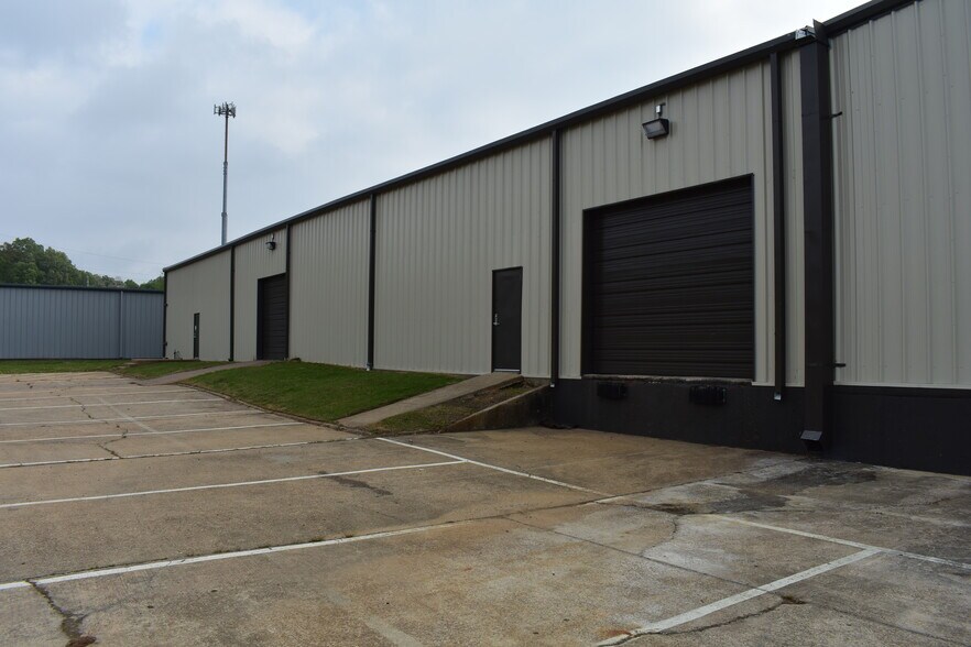 More Photos Of 216 Industrial Dr, Ridgeland Warehouse For Lease
