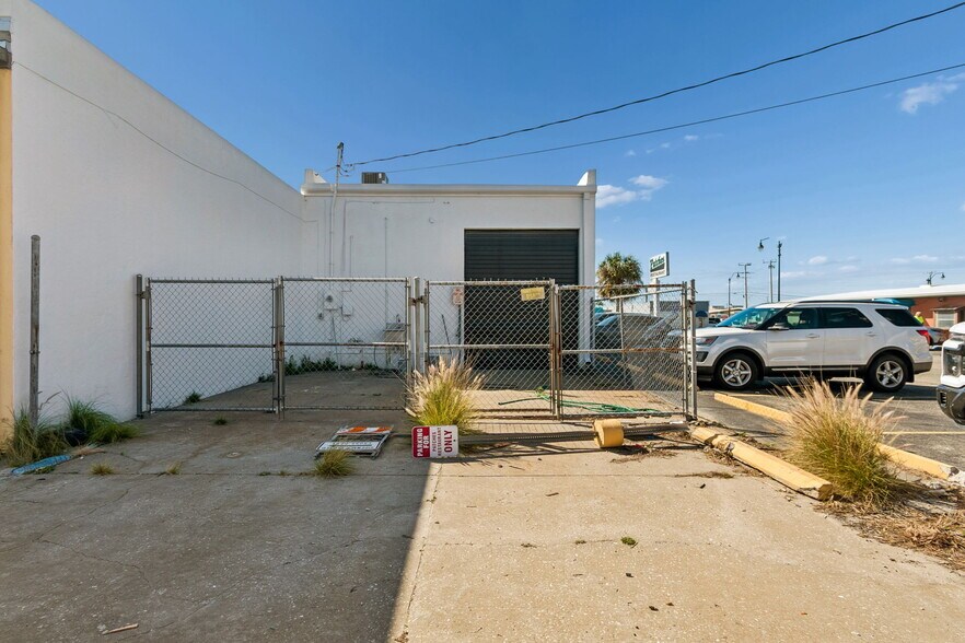 More Photos Of 517 E Venice Ave, Venice Service For Sale