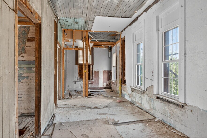 More Photos Of 1425 S Flores St, San Antonio General Retail For Sale