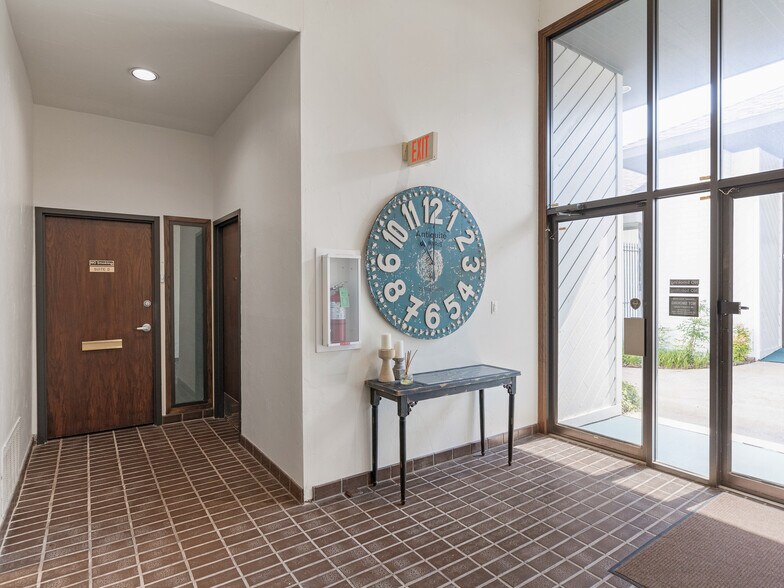 More Photos Of 429 W Wilshire Blvd, Oklahoma City Office For Lease