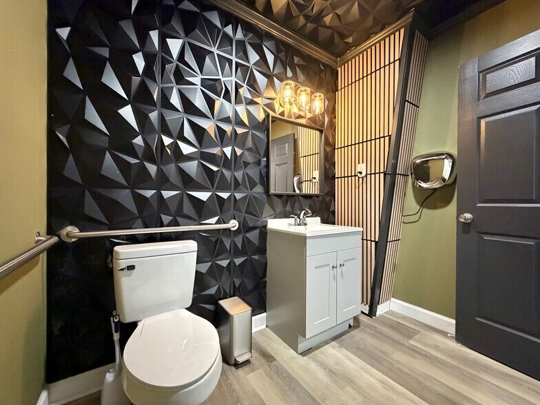 More Photos Of 131 W Duval St, Lake City Storefront Retail Office For Lease