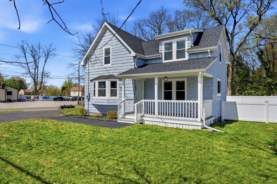 More Photos Of 749 E Main St, Kings Park Office For Sale