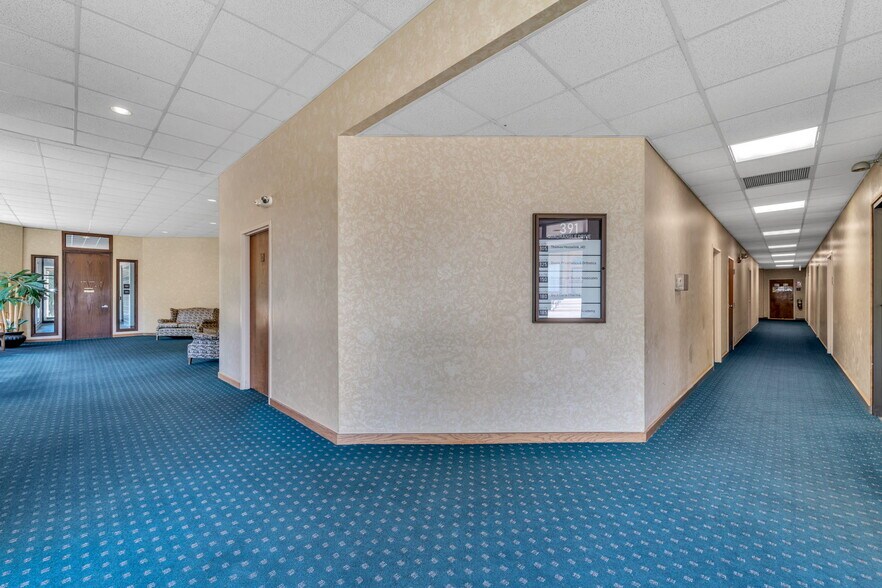 More Photos Of 391 Quadrangle Dr, Bolingbrook Office For Sale