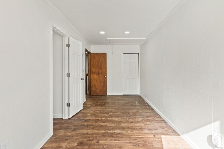 More Photos Of 309 E Springbrook Dr, Johnson City Flex For Lease