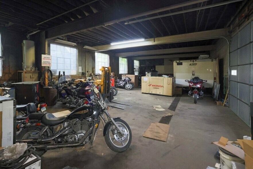 More Photos Of 4215 E Lake St, Minneapolis Freestanding For Sale