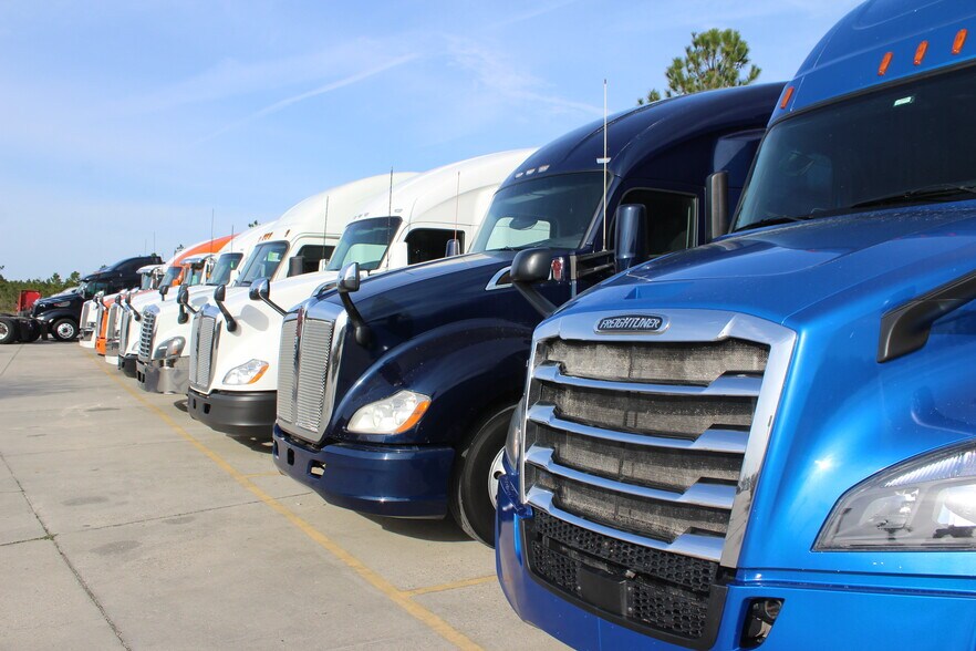 More Photos Of 9140 Canal Rd, Gulfport Light Distribution For Sale