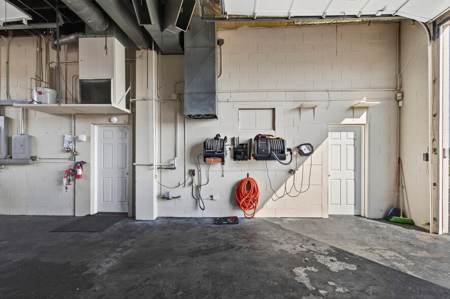 More Photos Of 8708 N 28th Ave, Omaha Light Manufacturing For Sale
