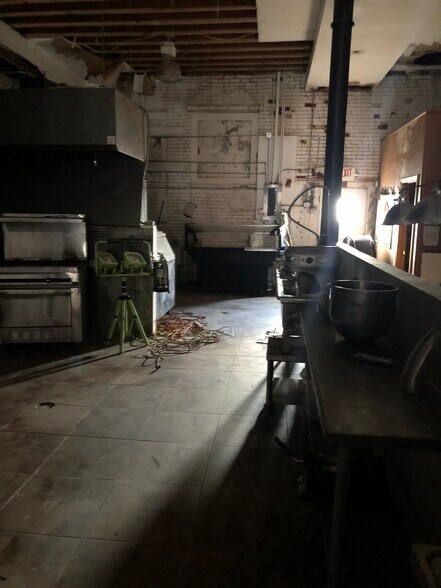 More Photos Of 104 N Market St, Gallatin General Retail For Sale