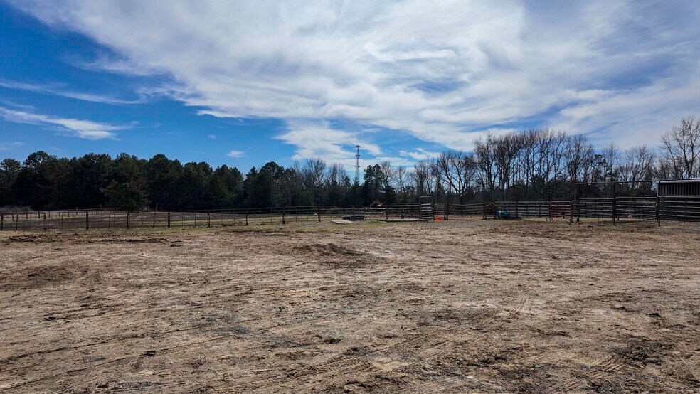 More Photos Of 99 Stacks Dr, Damascus Horse Stables For Sale