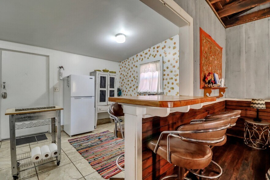 More Photos Of 8 E 41st St, Savannah Storefront Retail Residential For Sale