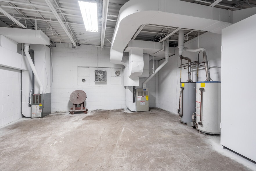 More Photos Of 100 Burland Cres, Hamilton Warehouse For Lease