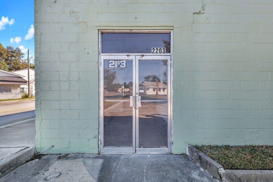 More Photos Of 2203 Skidaway Rd, Savannah Freestanding For Sale