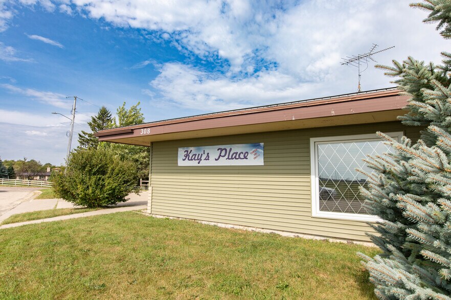 More Photos Of 308 Dale Dr, Montfort General Retail For Lease