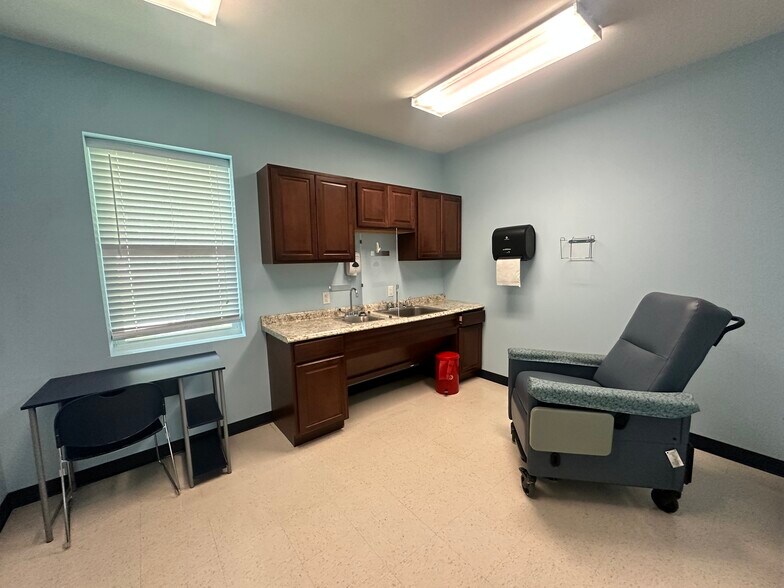 More Photos Of 200 W College Ave, Devine Medical For Lease