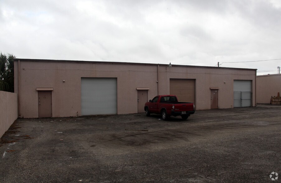 More Photos Of 3225 Fairfield Ave S, Saint Petersburg Manufacturing For Lease