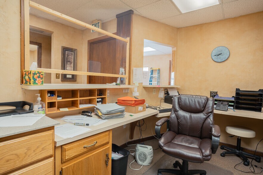 More Photos Of 520 E 8th St, Anderson Office For Lease
