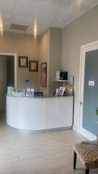 More Photos Of 3317 Lithia Pinecrest Rd, Valrico Unknown For Lease