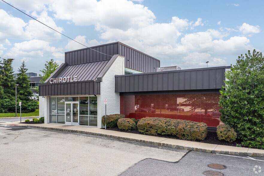 More Photos Of 550 W Germantown Pike, Plymouth Meeting Bank For Lease