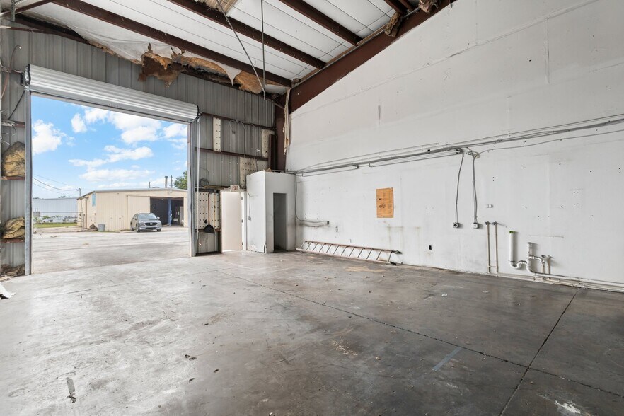 More Photos Of 9161 131st Pl N, Largo Warehouse For Lease
