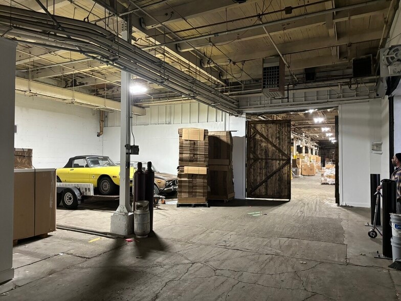 More Photos Of 1014-1054 N Kolmar Ave, Chicago Warehouse For Lease