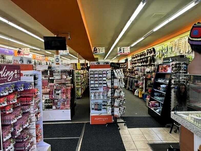 More Photos Of 616-620 Roosevelt, Chicago General Retail For Sale