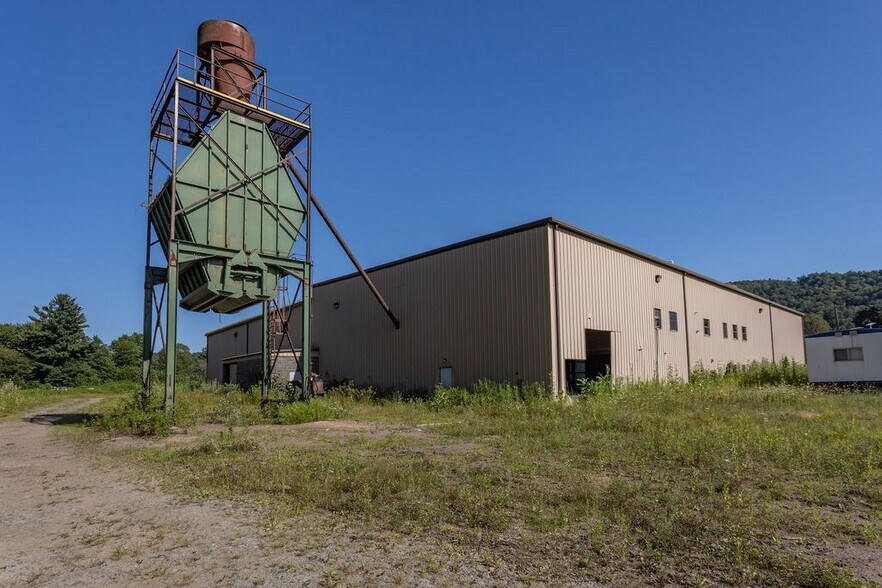 More Photos Of 398 Main St, Roulette Warehouse For Sale
