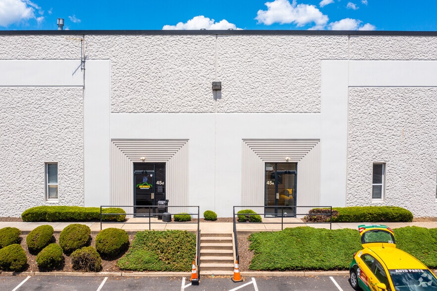 More Photos Of 45 Runway Rd, Levittown Warehouse For Lease