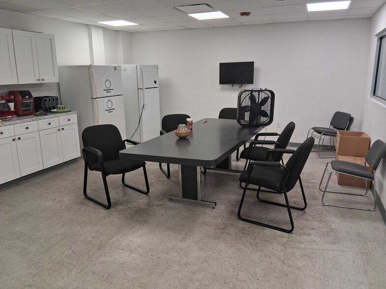 More Photos Of 600 Executive Blvd, Elmsford Manufacturing For Lease