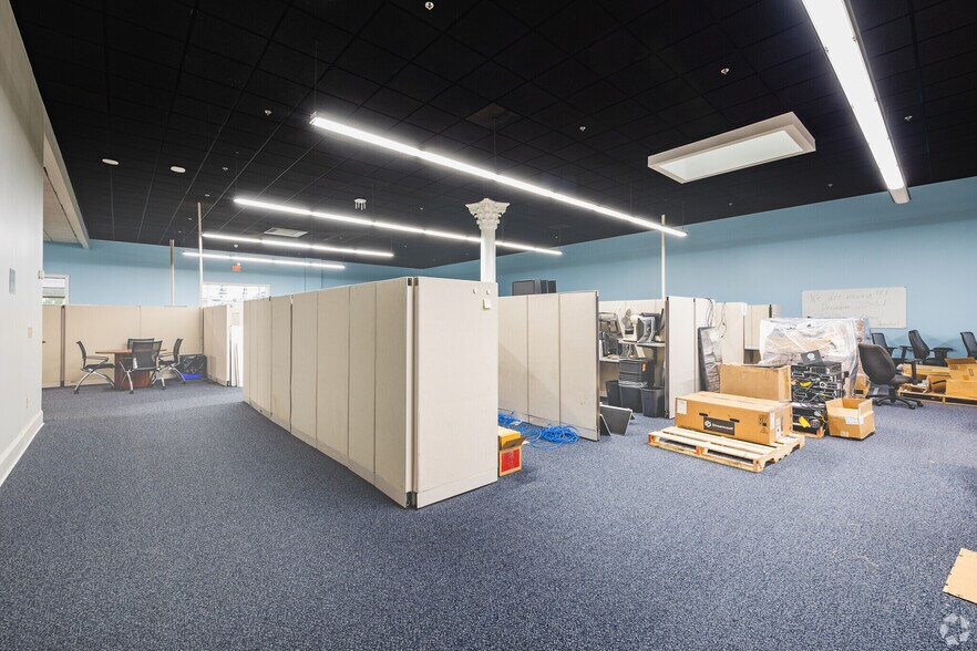 More Photos Of 5935 Rivers Ave, North Charleston Showroom For Lease